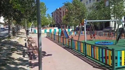Félix Armenteros, vecino de Sangonera la Seca, recorre la parte más frecuentada del Parque de la Constitución, donde reclaman que se instale una valla perimetral.