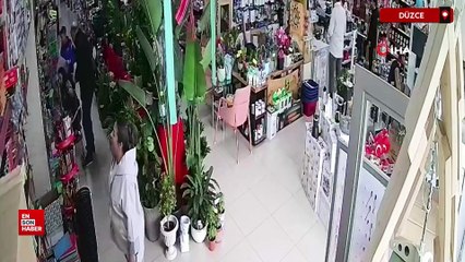 Düzce'de depremi hisseden vatandaşların iş yerlerinden çıkış anları