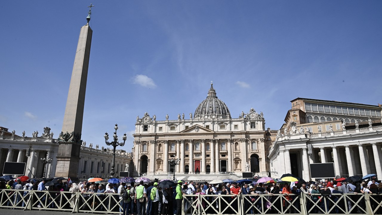 Papa Francisco en capilla ardiente: miles de feligreses ingresan a la basílica de San Pedro