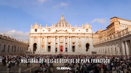 Multidão de fiéis se despede de papa Francisco