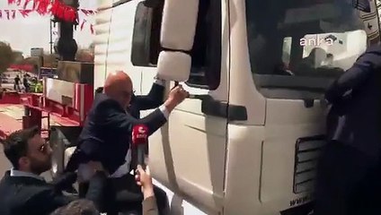 Mahmut Tanal, CHP yürüyüşünü engellemek isteyen tıra tırmandı