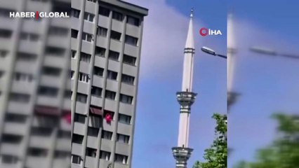 İstanbul'de deprem minareyi beşik gibi salladı!
