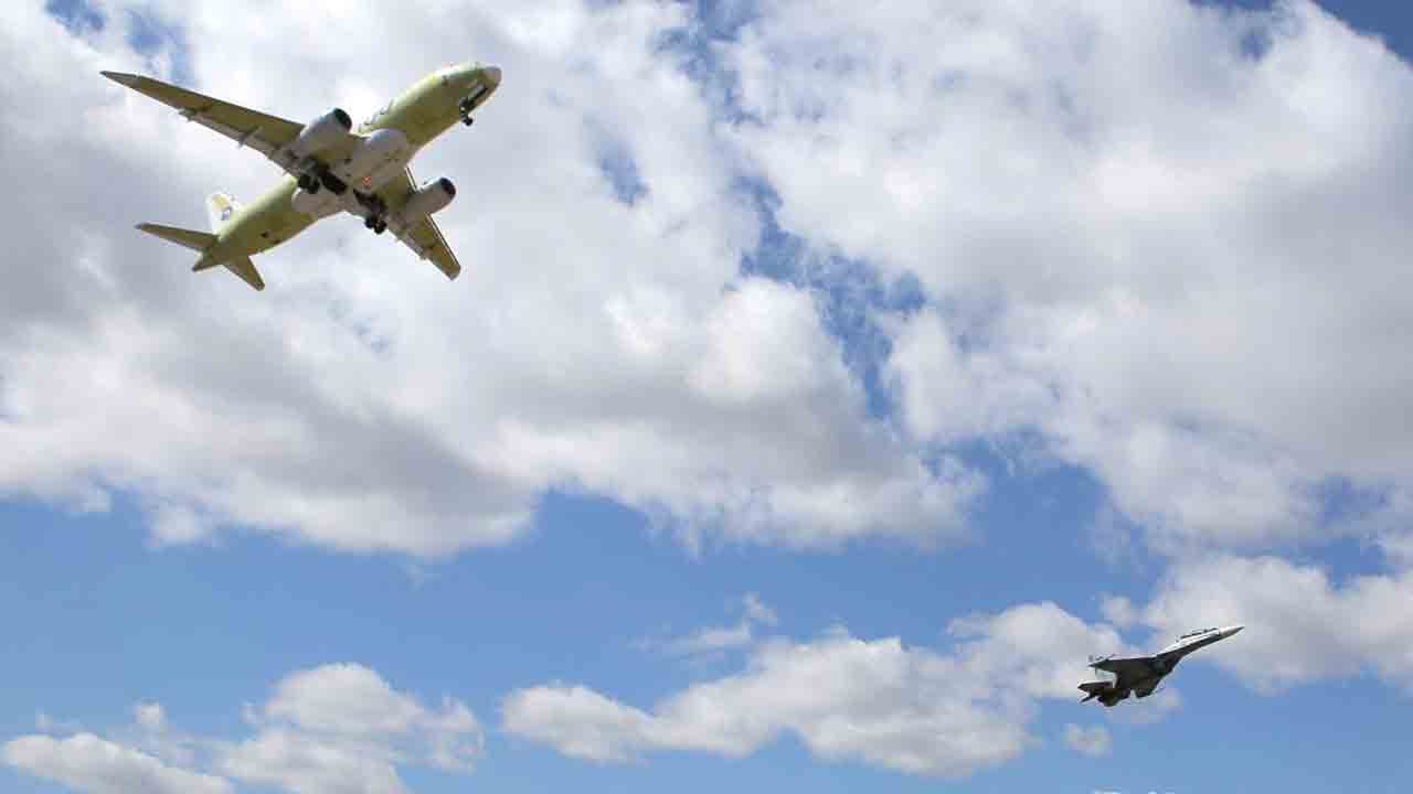 ロシア製エンジンを搭載したスーパージェットの3号機が初飛行に成功