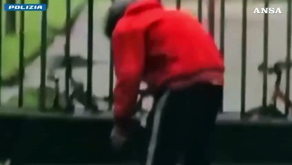 Milano, spaccio di droga con lancio della merce dal balcone