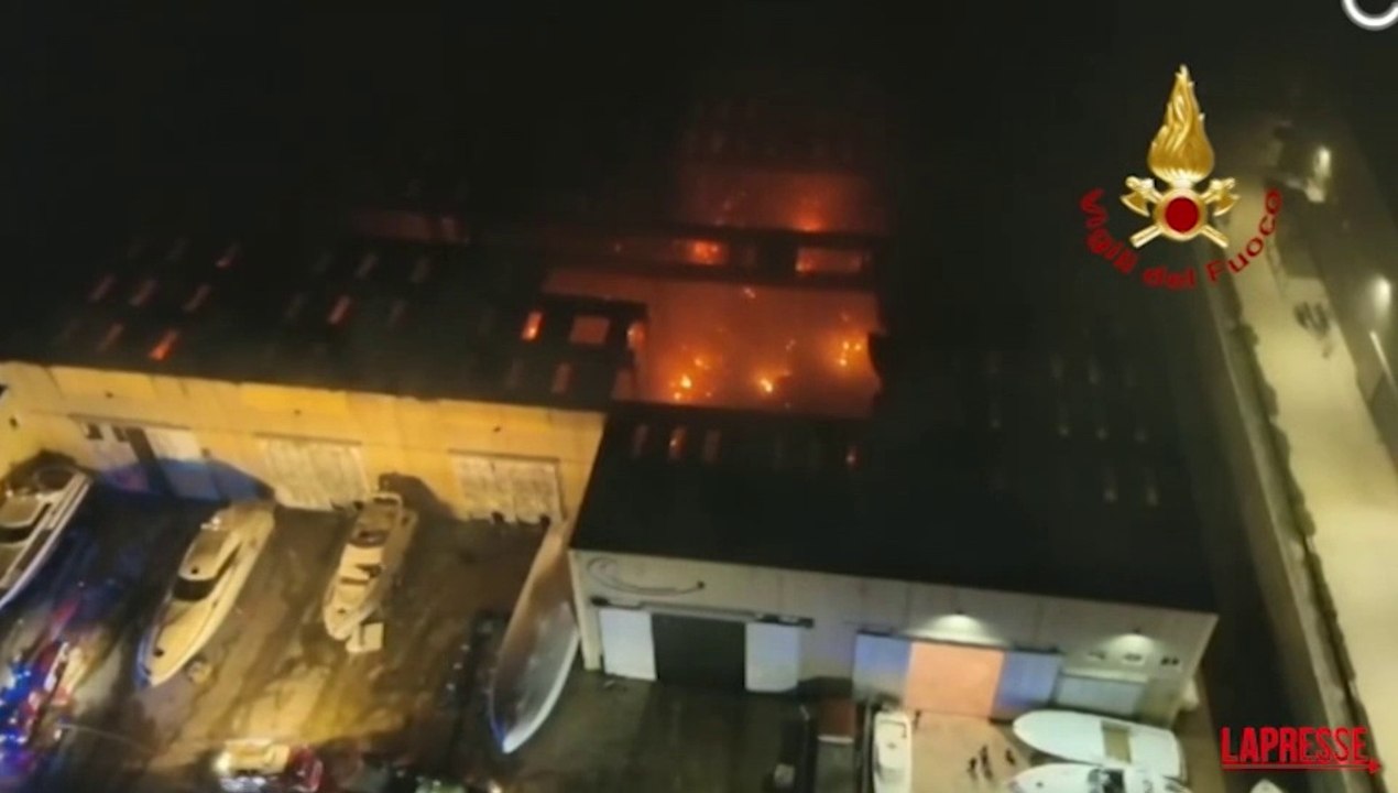 Olbia, incendio in cantiere nautico: proseguite tutta la notte le operazioni di spegnimento fiamme