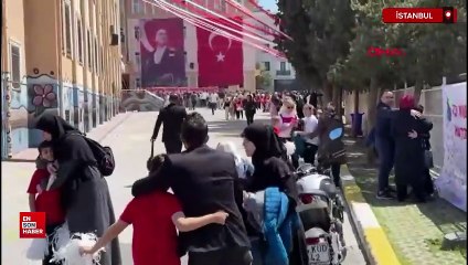 Avcılar'da öğrenciler okuldaki 23 Nisan gösterilerinde depreme yakalandılar