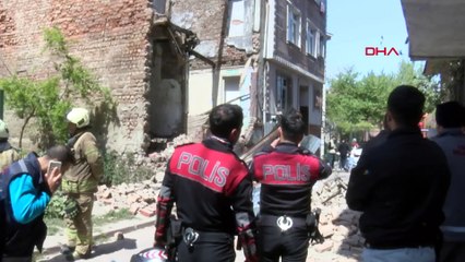Deprem nedeniyle Fatih'te 3 katlı metruk bina çöktü