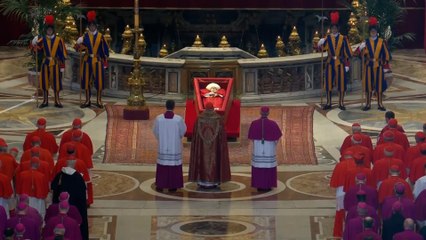 El féretro del Papa, en la basílica de San Pedro