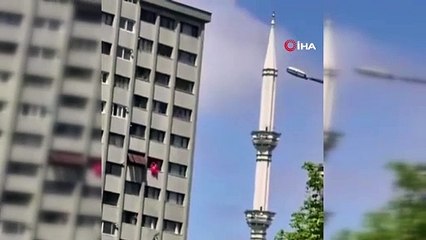 İstanbul'da minarenin sallanma anı cep telefonu kamerasında