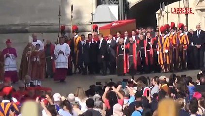 Papa Francesco, il feretro arriva in Piazza San Pietro passando per l?Arco delle Campane