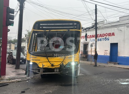 Choque entre camiones urbanos provoca caos vial y deja dos heridos en el centro de Monterrey