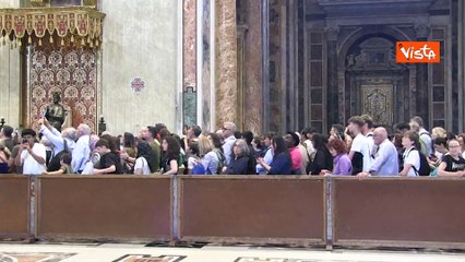 Addio a Papa Francesco, la fila dei fedeli venuti a rendere omaggio alla salma del Santo Padre