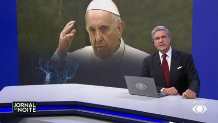 Papa rezou sozinho durante a pandemia