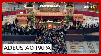 Multidão se reúne para se despedir do papa Francisco na Basílica de São Pedro