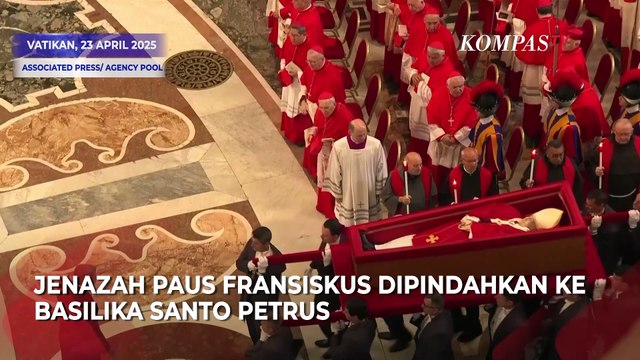 Detik-detik Peti Jenazah Paus Fransiskus Dipercikkan Air Suci di Basilika