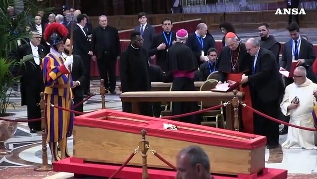 Papa Francesco, il cardinale Zuppi prega davanti al feretro in San Pietro