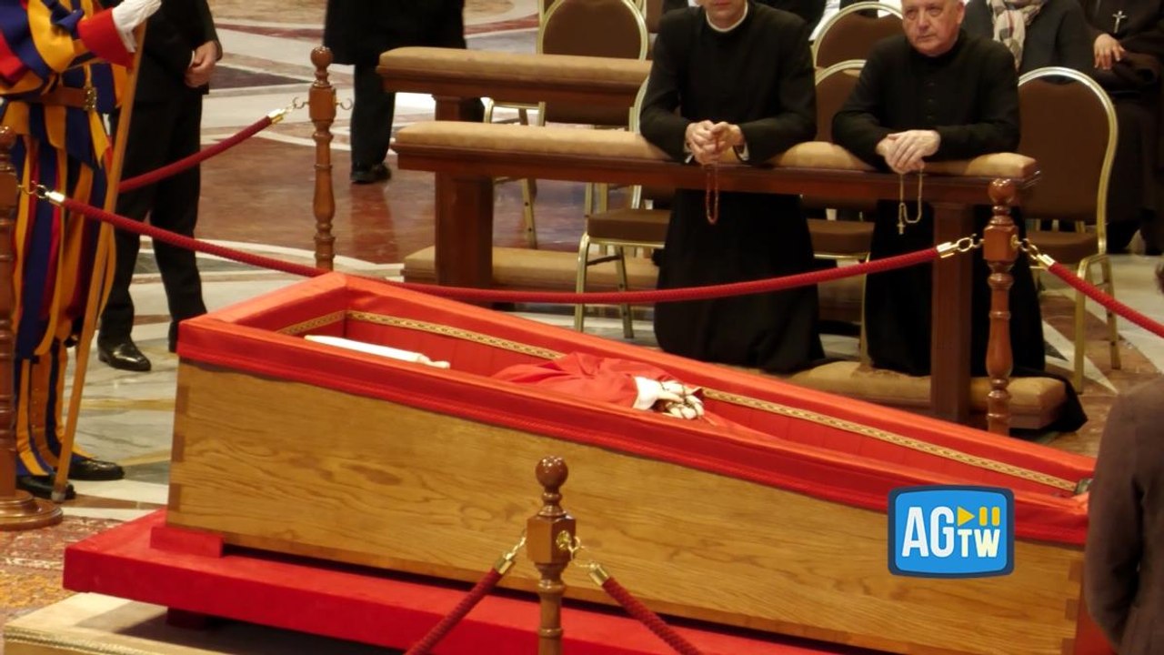 Un fiume silenzioso di fedeli in fila nella Basilica di San Pietro per l’omaggio a papa Francesco