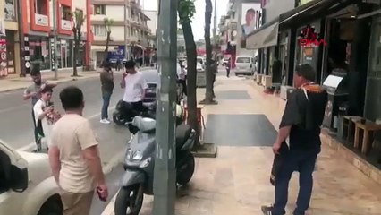 Deprem nedeniyle yarım kalan tıraşı dışarıda bitirdi