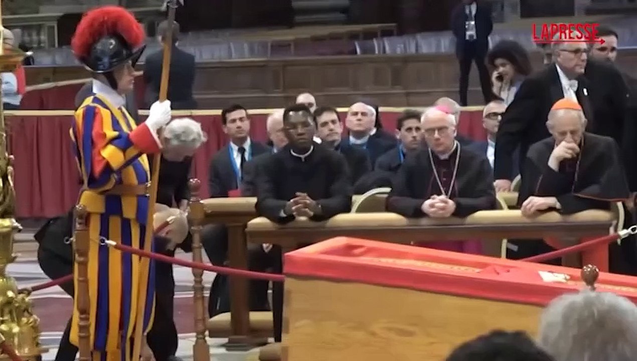 Papa Francesco, il Cardinale Zuppi prega accanto al feretro in San Pietro