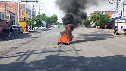 Intentan rescatar a ladrones de autos tras operativo en Atlacholoaya
