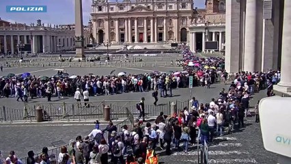 Papa, la folla raccolta a San Pietro. Le immagini