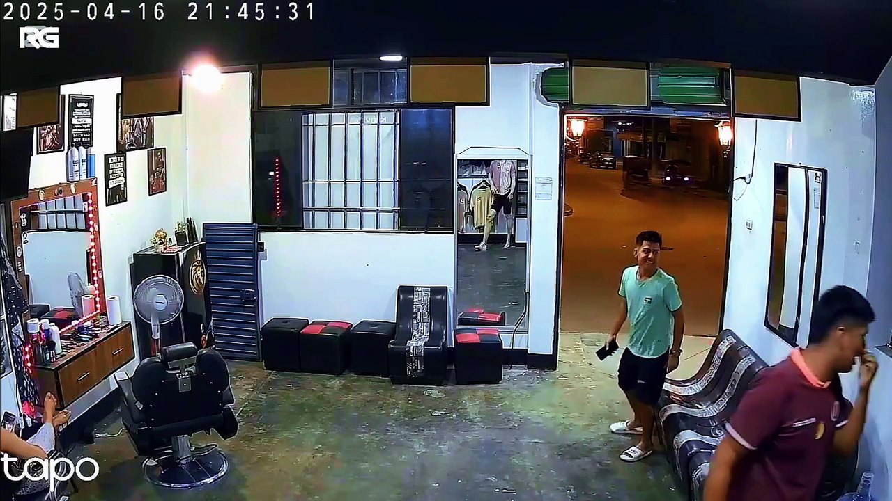 VIDEO: Le gritaron "suegra" y regresó a una barbería para atacarlos con una piedra