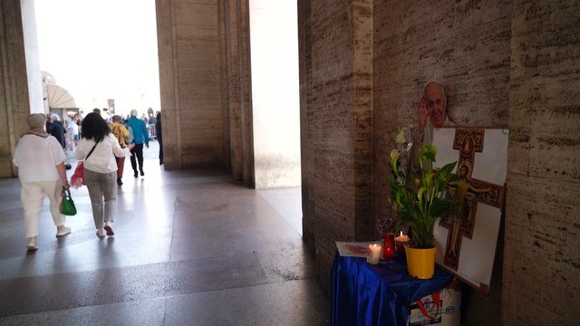 Peregrinos hacen cola en el traslado del cuerpo del PAPA FRANCISCO a la BASÍLICA de SAN PEDRO
