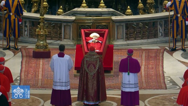 Largas colas en la Basílica de San Pedro para despedirse del Papa Francisco
