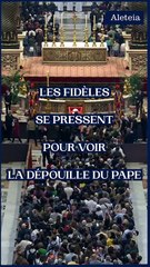 Les fidèles se pressent pour voir la dépouille du Pape