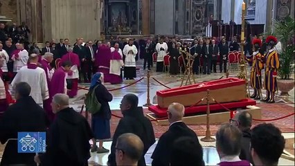 Una mujer salto el protocolo del Vaticano para ver el cuerpo de Francisco y despedirlo