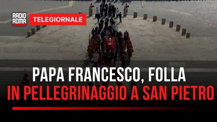 Il lungo omaggio dei fedeli a Papa Francesco