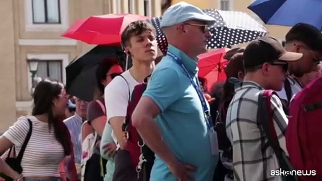 Almeno quattro ore in fila per l'ultimo saluto a Papa Francesco