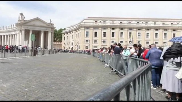 Almeno quattro ore in fila per l'ultimo saluto a Papa Francesco