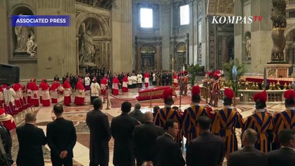 Potret Antrean Warga Beri Penghormatan untuk Paus Fransiskus