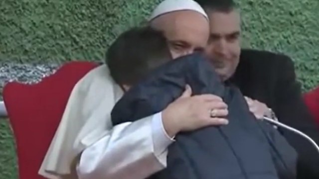 Quando Papa Francesco abbracciò il bimbo in lacrime per il papà morto: «È in Paradiso anche se ateo?»