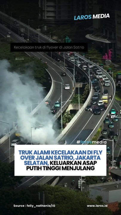 Truk Alami Kecelakaan Di Fly Over Jalan Satrio, Sebabkan Asap Putih Menjulang Tinggi