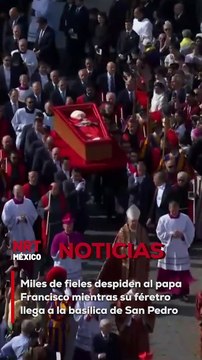 El féretro fue escoltado hasta la basílica de San Pedro mientras una multitud emocionada y conmovida observaba en completo respeto, rezando por el pontífice que marcó una era.