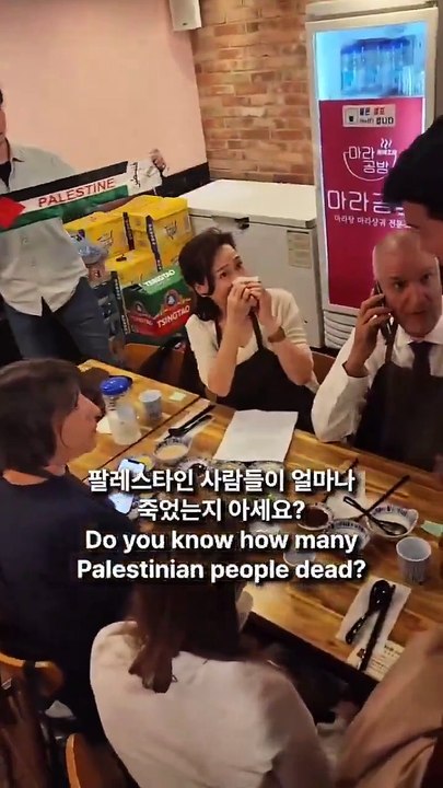 Güney Kore’ye de gitsen kurtuluş yok! Sen katilsin İsrail Koreli gençler İsrail Büyükelçisini böyle protesto etti