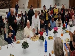 Papa Francesco e il taglio della torta insieme ai più bisognosi