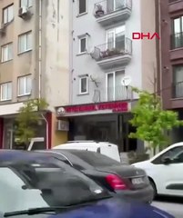 Depreme ameliyat esnasında yakalanan veterinerin, kediyi de alıp ameliyata dışarıda devam etmesi 👏🏻