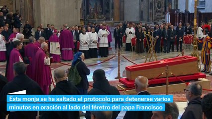 Esta monja se salta el protocolo para acercarse al féretro del Papa