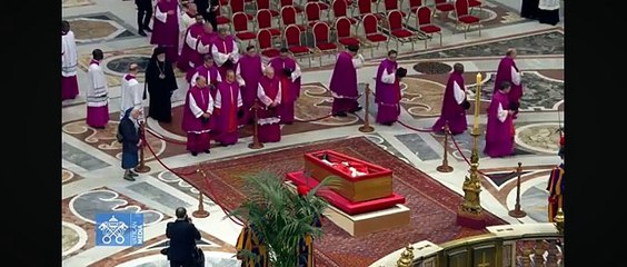 Quién es la mujer que logró saltar el protocolo para despedir a su amigo el papa Francisco