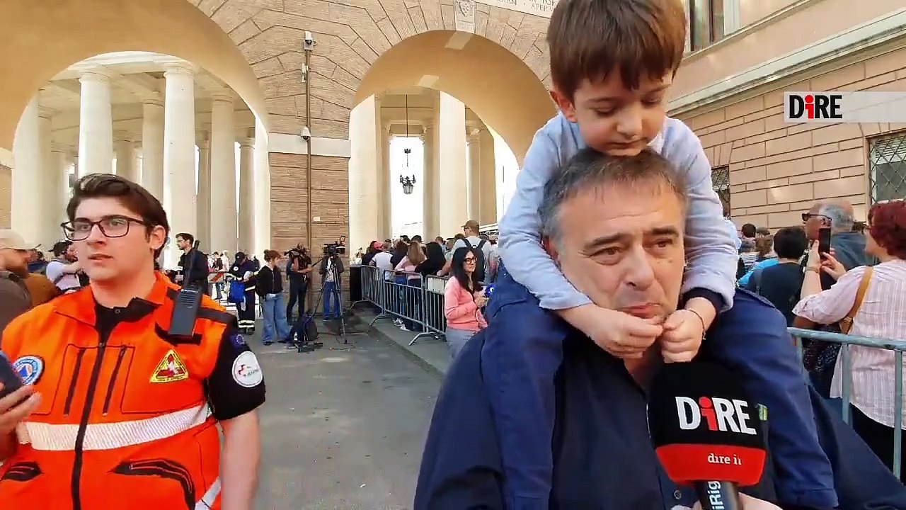 Roma - PAPA. DA TUTTO IL MONDO PER FRANCESCO, "QUI PER DIRGLI CHE GLI VOGLIAMO BENE" (23.04.25)