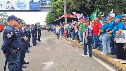 Policía Nacional reabre la vía Interamericana tras manifestación de docentes.