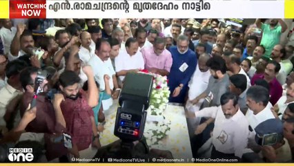 വെടിയേറ്റ് ചേതനയറ്റ ഭർത്താവിന് സമീപമിരിക്കുന്നകണ്ണീർപോലും വറ്റിയയുവതി