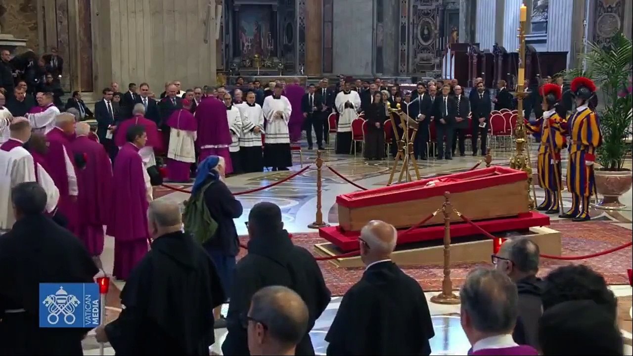 Murió Francisco: la monja que se saltó el protocolo para darle el último adiós