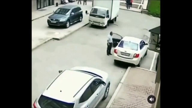 Une femme gare sa voiture... en tout cas elle essaie