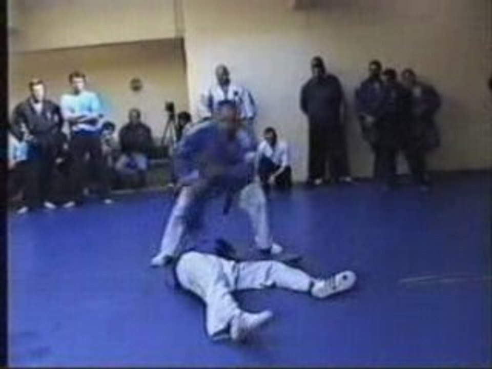 Ataque avec coup de pied moyen et coup de poing visage