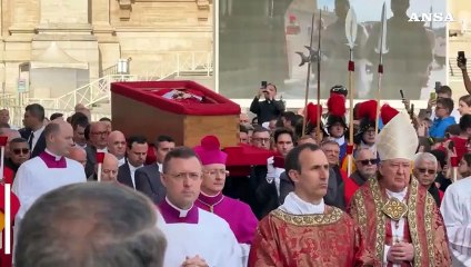 Le parole del giorno: catafalco, sediari, abiti corali