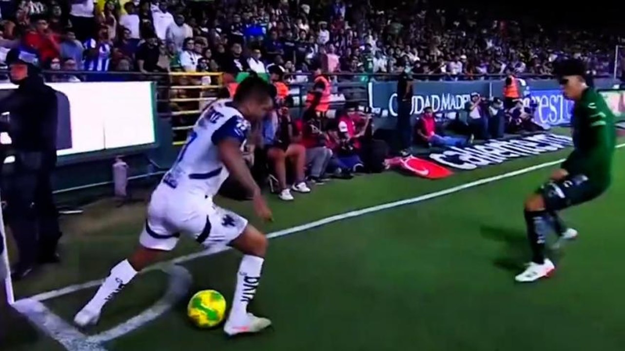 Corona salta l'uomo con la bicicletta: gol assurdo sfiorato